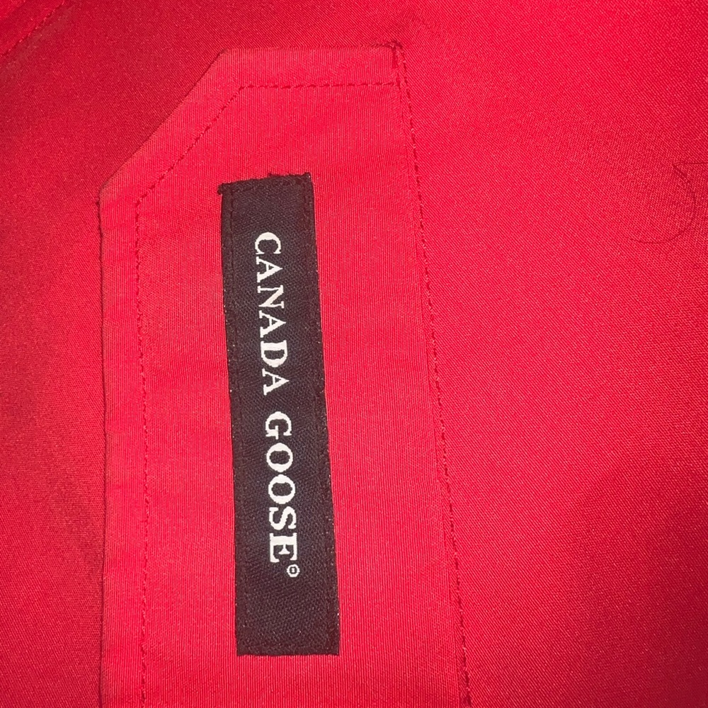 Canada goose size 14/16 LG kids size selling it cuz it didint fit me